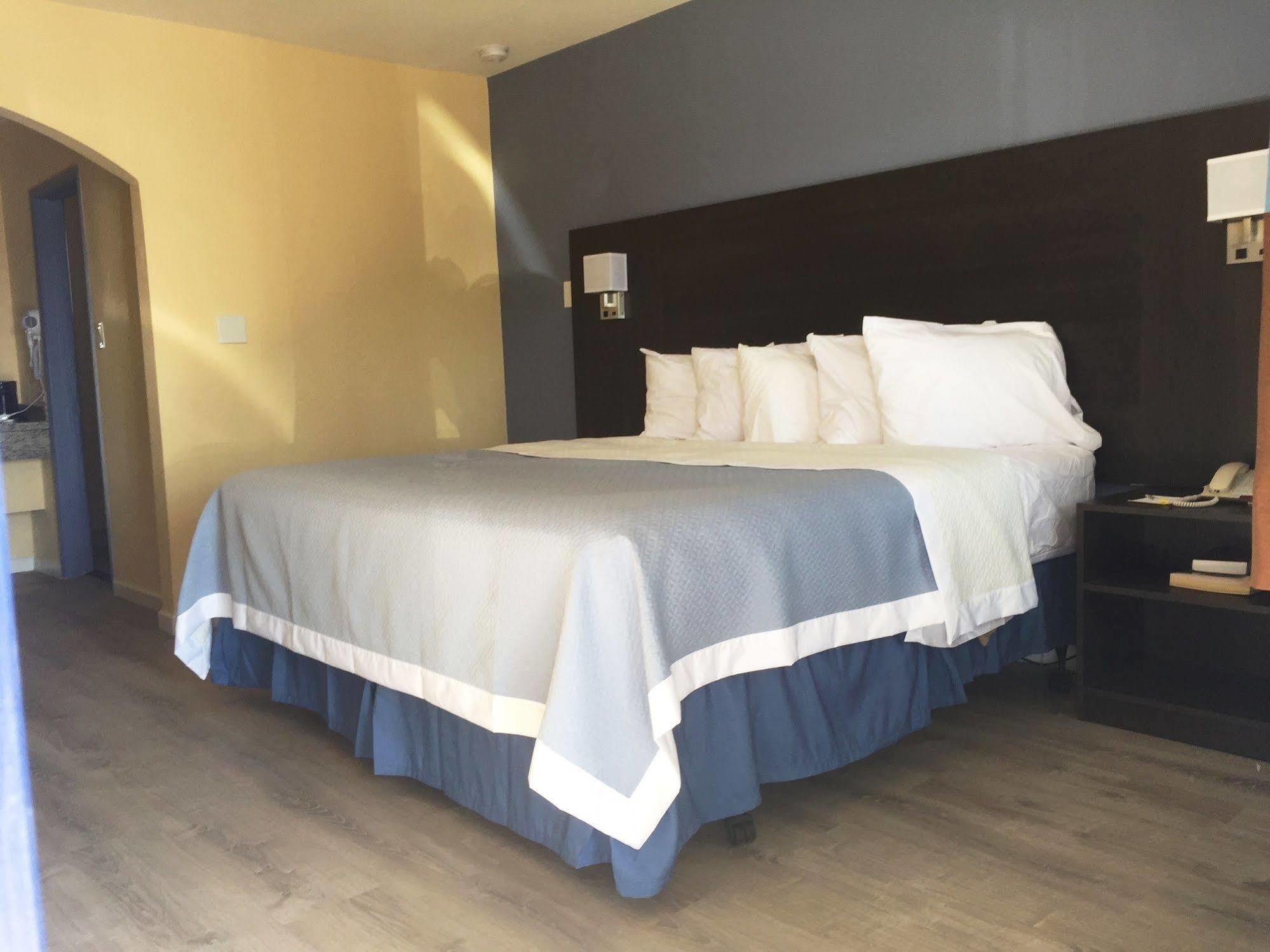 Days Inn By Wyndham Airport - ฟีนิกซ์ ภายนอก รูปภาพ
